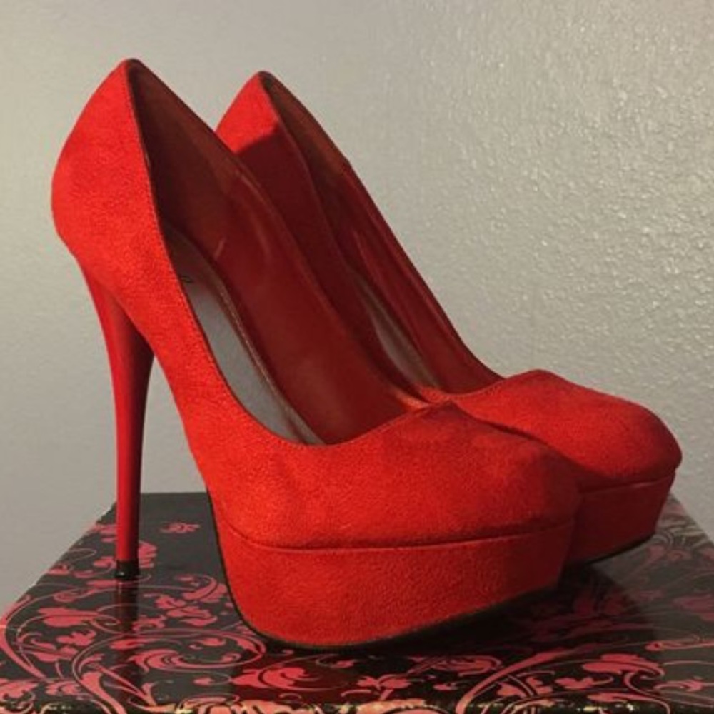 Red suedes pumps